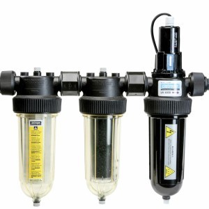 CINTROPUR FWUVTRIO41 ULTRALJUBIČASTI STERILIZATOR VODE UV 4100 3/4″ + 1″ STERILIZACIJA DEZINFEKCIJA LAMPOM OD 40W Sterilizator s 3u1 funkcije: filtracija vode s 25µ flisom (standard), tretman aktivnim ugljenom i UV sterilizacija